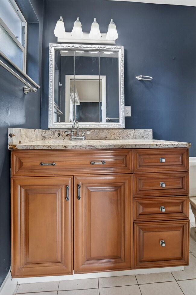 Building Photo - 111 SE 14th Pl