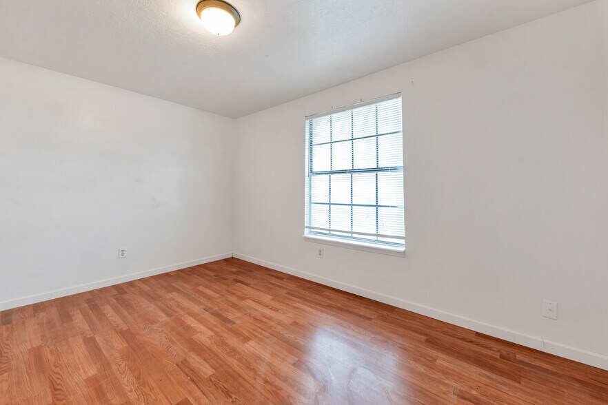 Building Photo - 104 W 5050 S