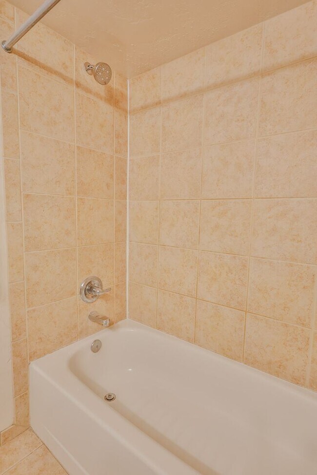 Building Photo - 1 Bed / 1 Bath Condo - Short or Long Term ...