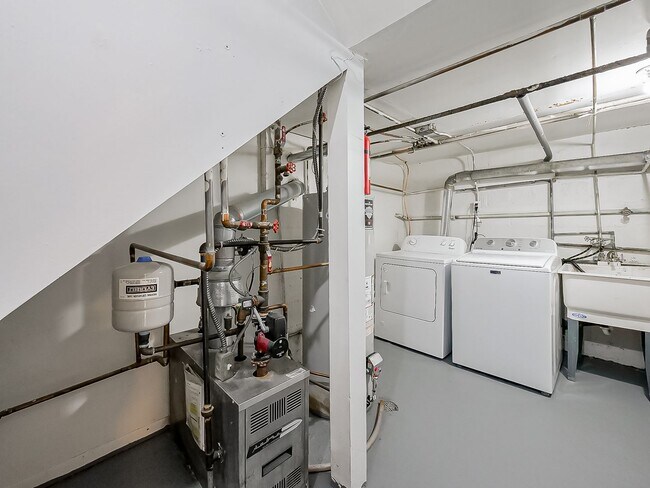 Building Photo - Freshly Updated 2BR Home in Prime White Lake Location!