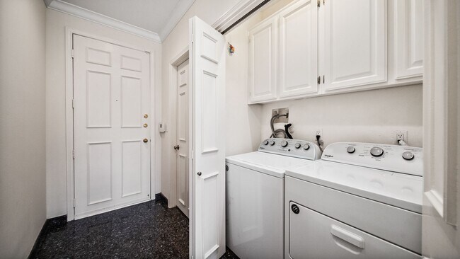 Building Photo - 2 bedroom 2.5 bathroom