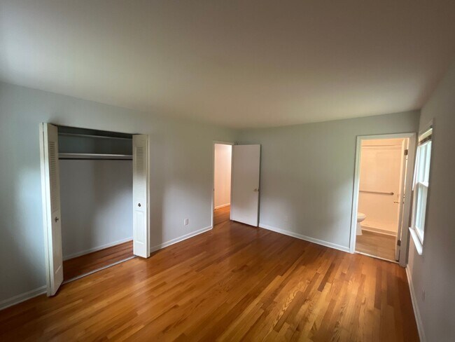 Building Photo - Move-in Ready Home Located in The Four Sea...