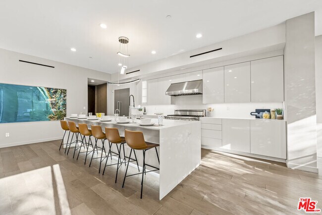 Building Photo - 1847 Coldwater Canyon Dr