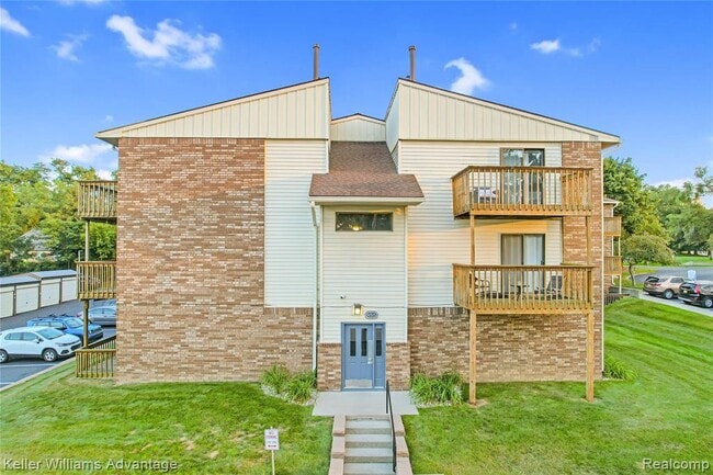 Building Photo - 855 S Pontiac Trail