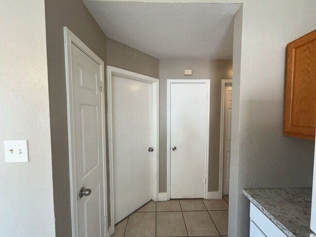 Building Photo - 709 Lisa Ln