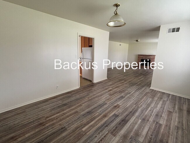 Building Photo - Great one level three bedroom home in South Salinas