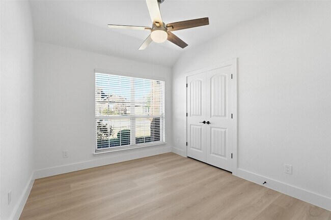 Building Photo - 1295 White Water Ln