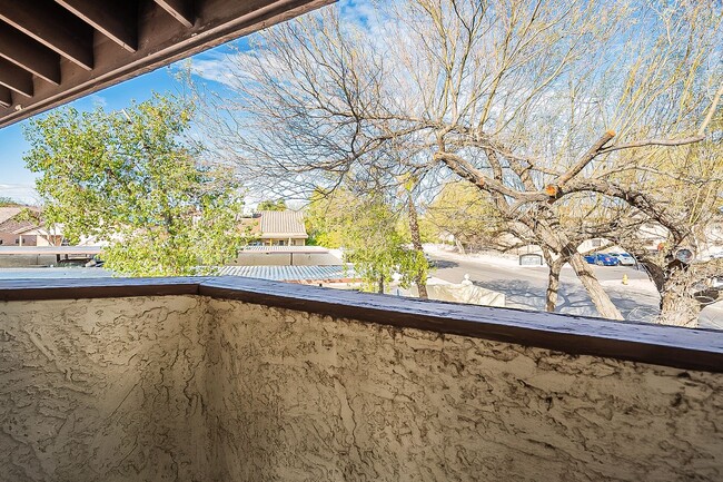 Building Photo - Bright, open 2nd floor condo in Phoenix!