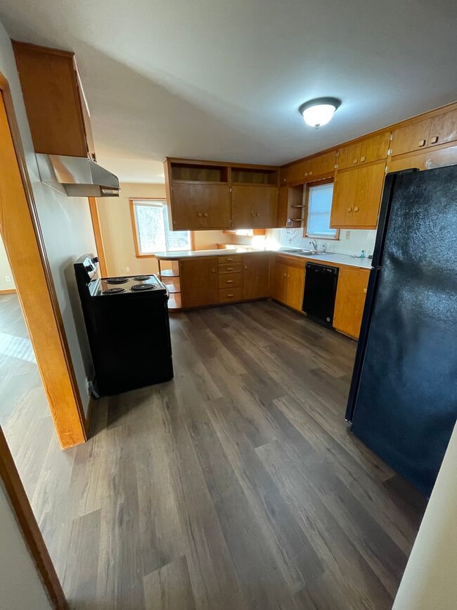 Building Photo - 2 Bedroom, 1 Bathroom House with Detached ...