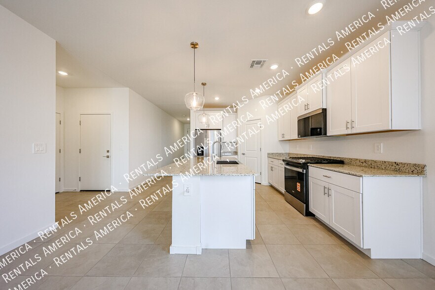 Building Photo - 3380 N Camden Dr