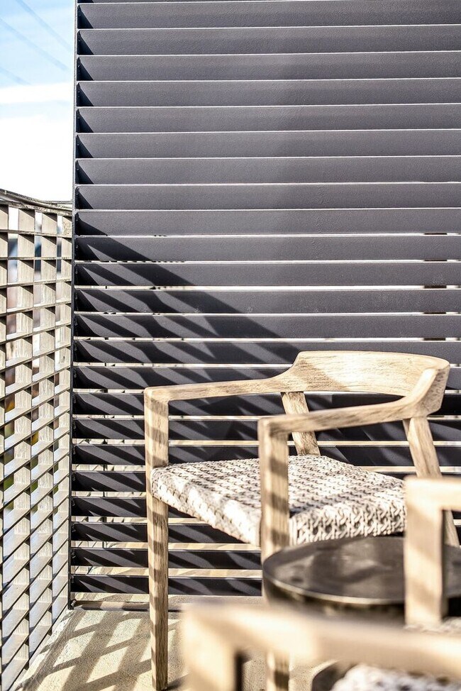 Building Photo - Stunning one bedroom unit in The Wedgewood section of town.