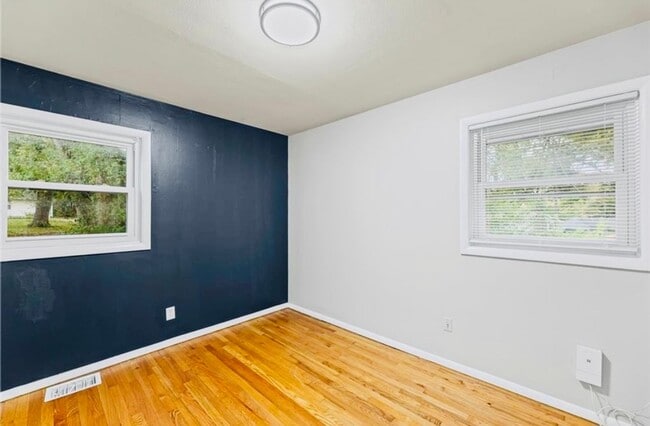 Building Photo - Stunning 3 bed 1 bath Ranch House