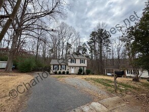Building Photo - Nice split level home in Charlotte!
