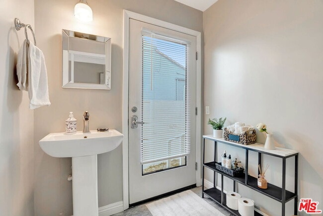 Building Photo - 4952 Placidia Ave