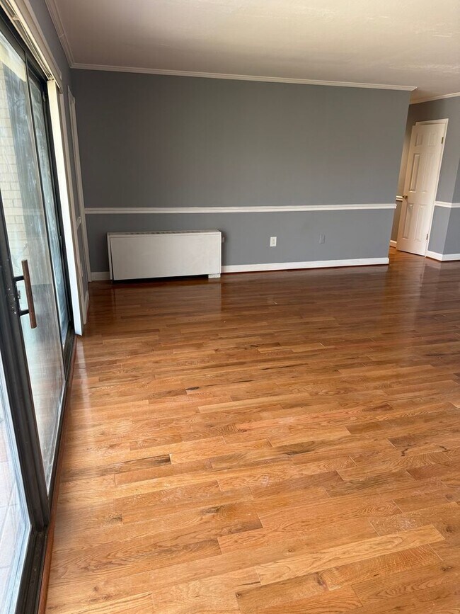 Building Photo - Charming 2BR Condo in Silver Spring