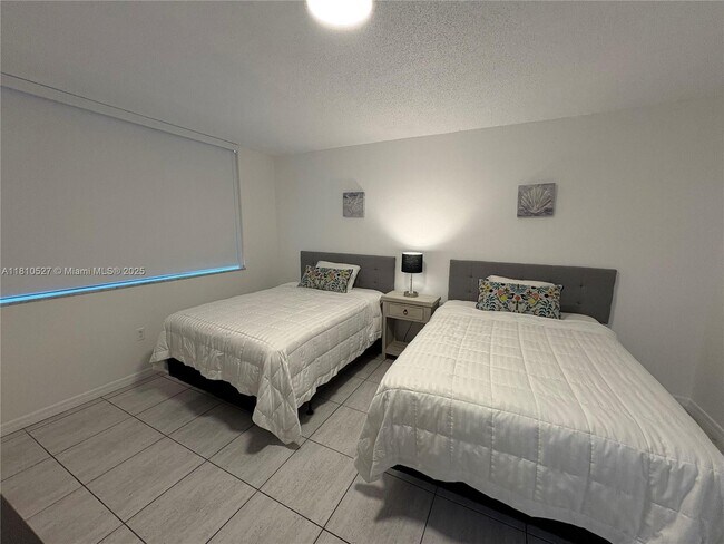 Building Photo - 3375 N Country Club Dr