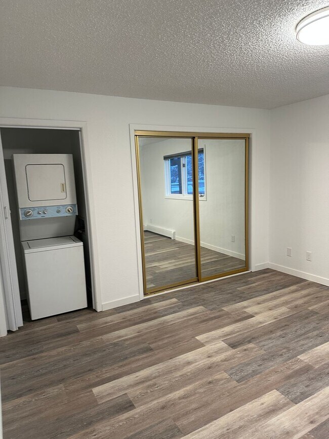 Building Photo - Newly Remodeled, 1 Bed/1 Bath Garage/Washer/Dryer