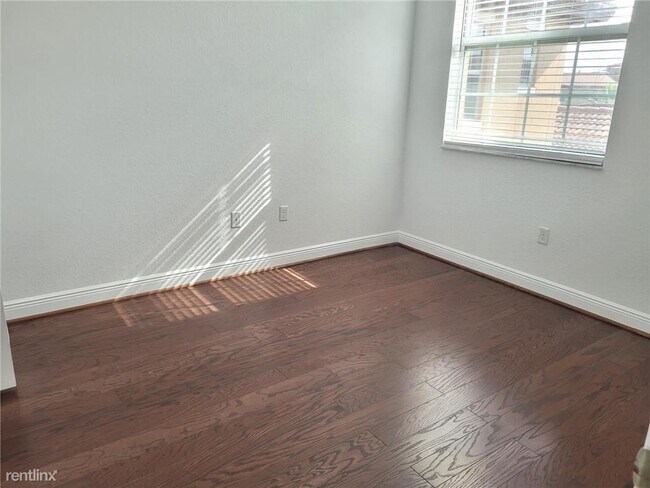 Building Photo - 3 br, 2 bath Townhome - 840 SW 147th Ave #...