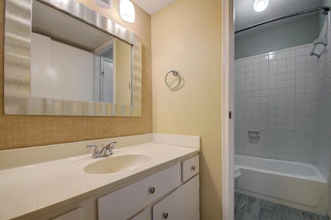 Building Photo - 10615 Briar Forest Dr