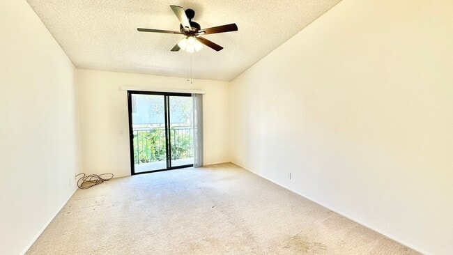 Building Photo - Beautiful, End Unit Condo, in the Very Des...