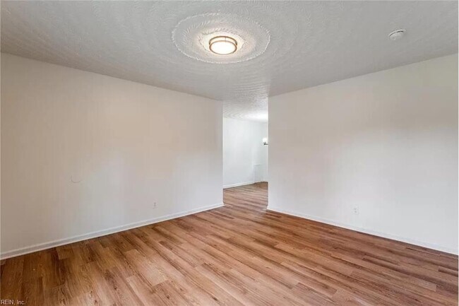 Building Photo - 1613 Loren Cres