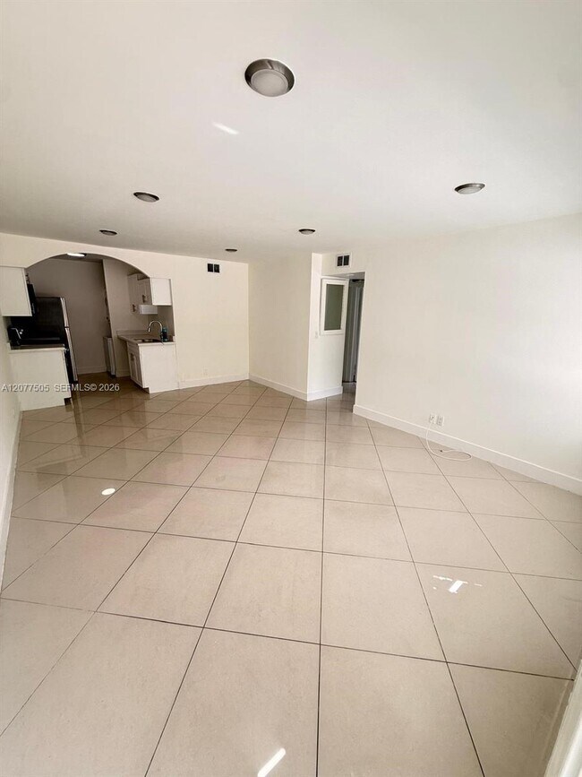 Building Photo - 10230 Twin Lakes Dr