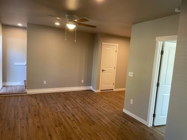 Building Photo - Available Now! 3 Bed/2 Bath Close to Downtown Lodi