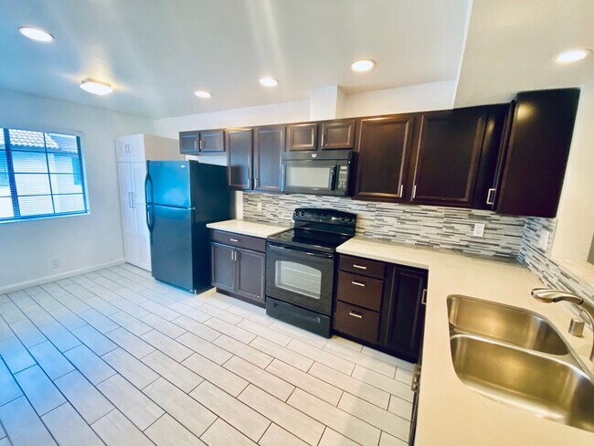 Building Photo - Gorgeous 3 Bedroom 3 Bathroom Townhome in Mission Trails!!