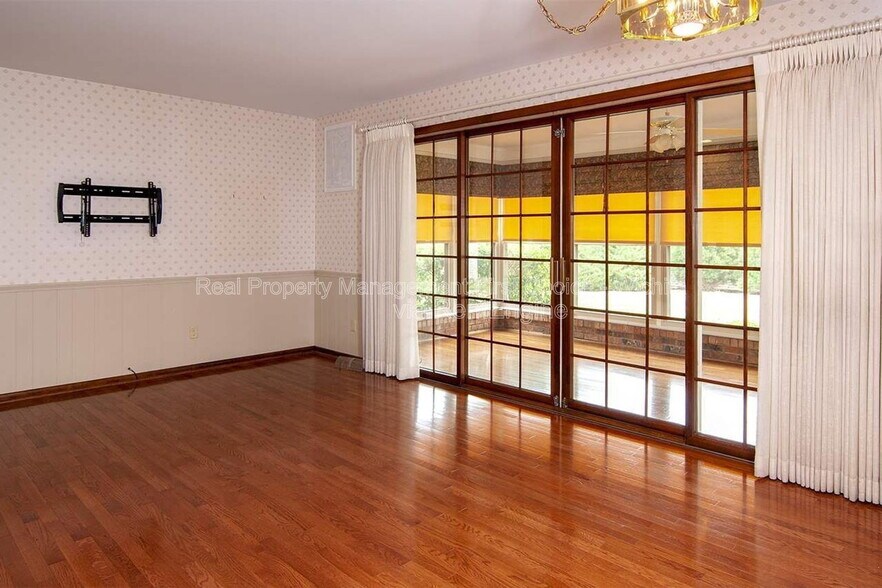 Building Photo - 244 Live Oak Ln