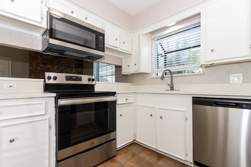 Building Photo - 2118 Maple Cir