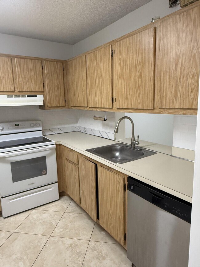 Building Photo - 8798 Holly Ct