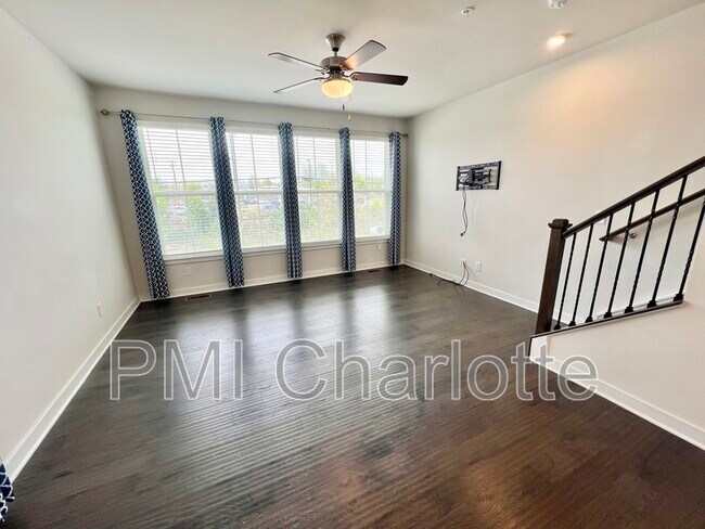 Building Photo - 240 Parkwood Ave