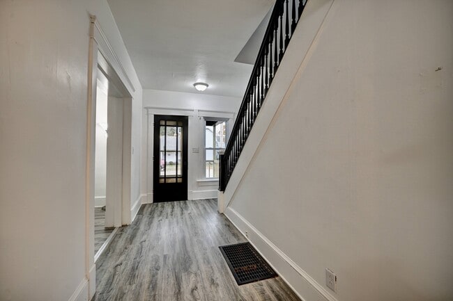 Building Photo - 214 2nd St SE