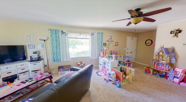 Building Photo - Country Living in Manhattan + 1.5 Acres + Close to Stagg Hill Golf Course! Available July 3rd!