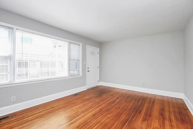 Building Photo - 2BD/1BA Duplex in Southend