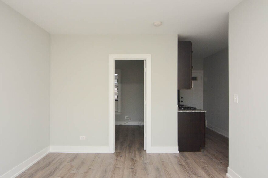 Building Photo - 735 W Brompton Ave