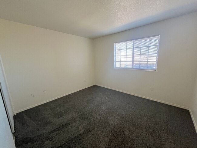 Building Photo - SPACIOUS AND BRIGHT 2 bed/2 bath In gated community