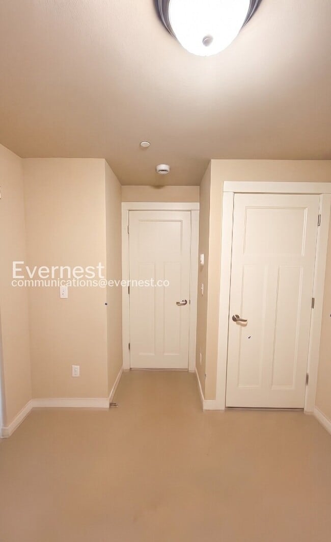 Building Photo - 3 Bed, 1.5 Bath Townhome with Fenced Yard / Vouchers Accepted / Coming Soon!