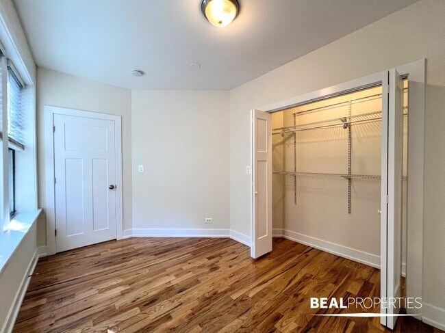 Building Photo - 2 bedroom in CHICAGO IL 60613