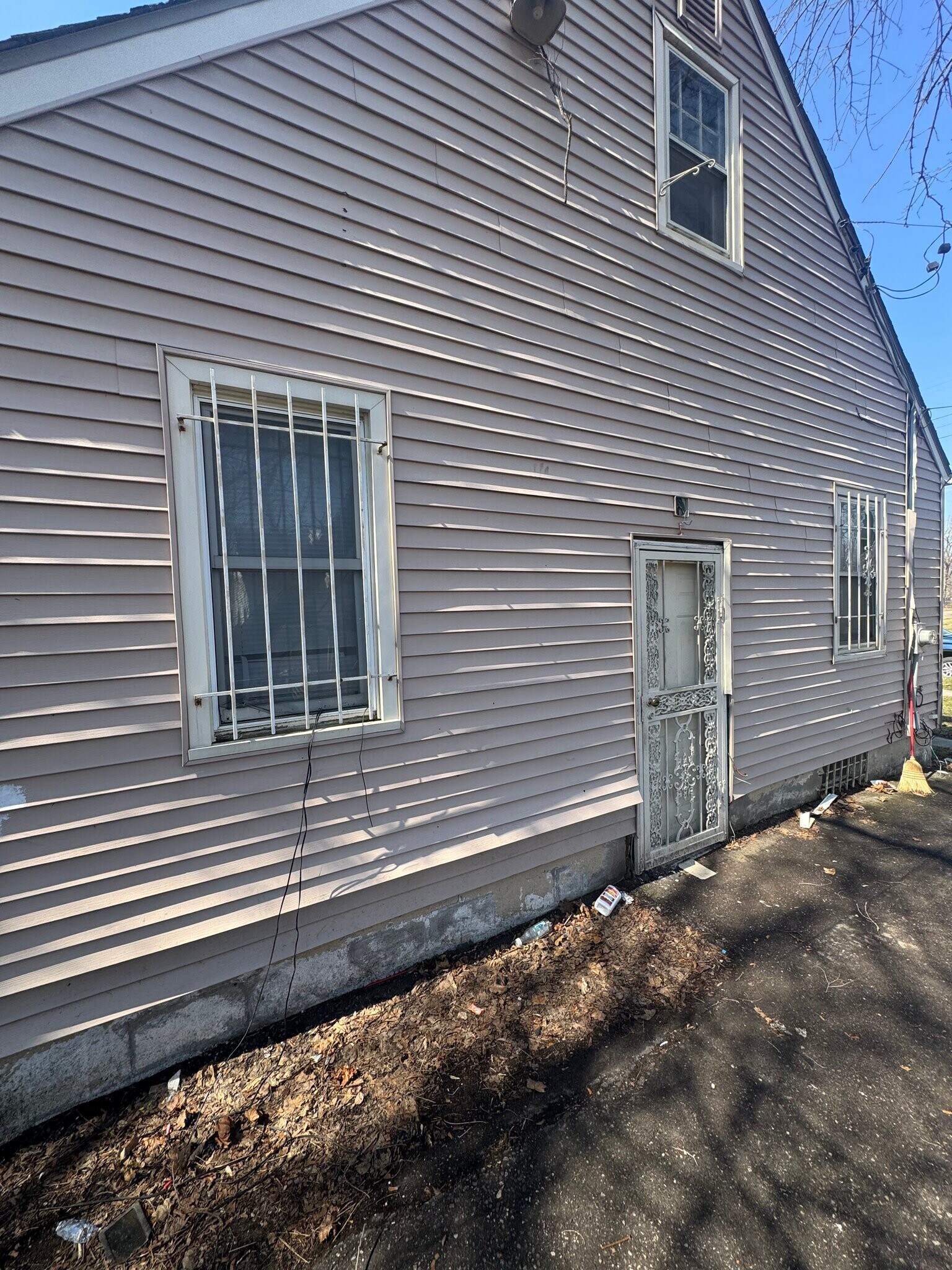 Building Photo - 711 W Dewey St