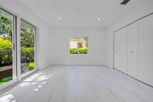 Building Photo - 400 Sansovino Ave