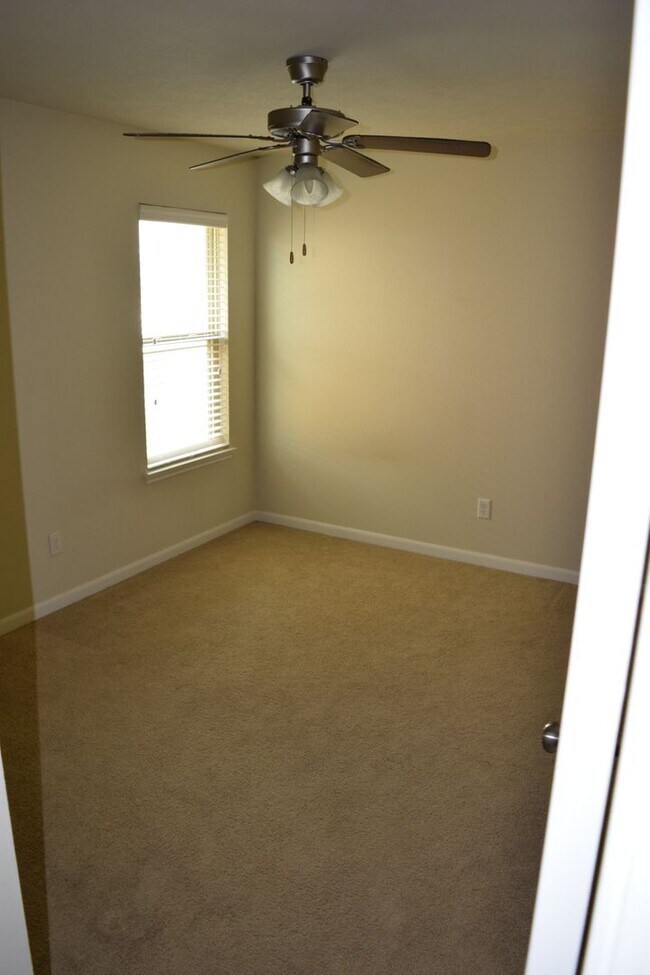 Building Photo - Stunning 3 Bed, 2 Bath in Creek Meadows!