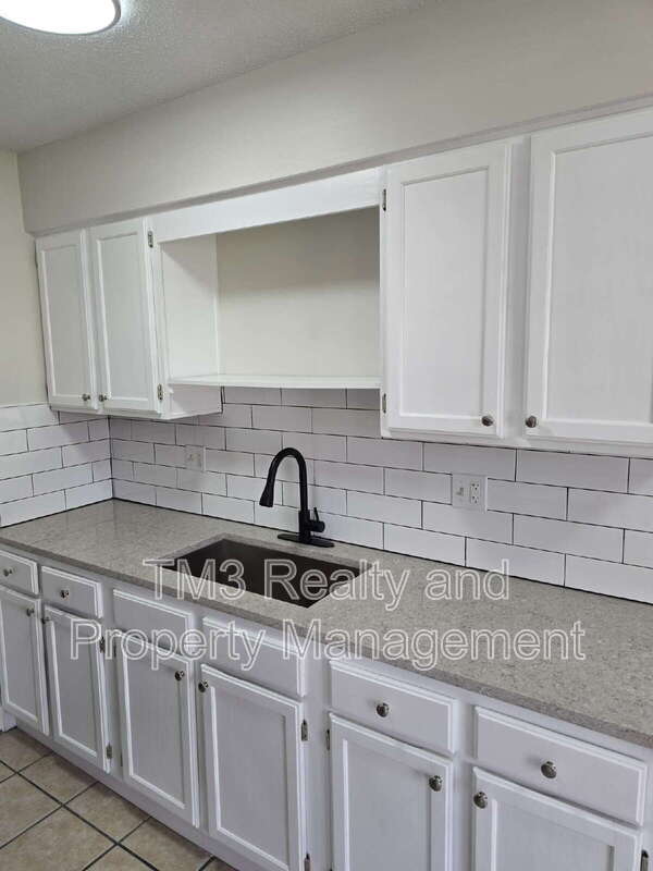 Building Photo - 1602 E Kansas City Rd