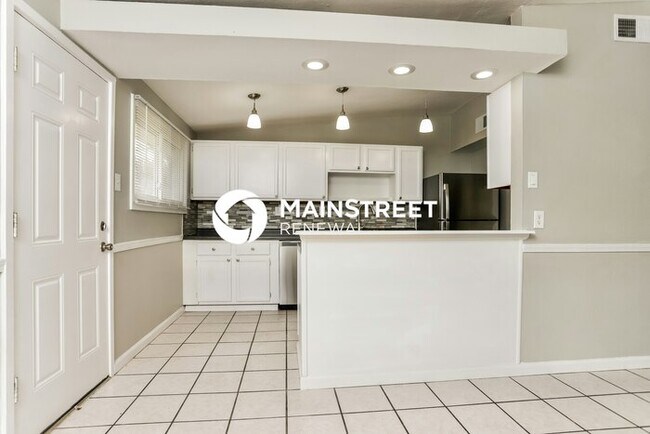 Building Photo - 3 Bedroom Pet-Friendly Home in FLORISSANT,...