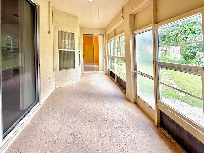 Building Photo - 332 SW Glenwood Dr