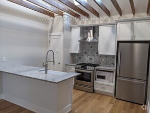 Building Photo - Beautifully renovated 2 bdr 2 ba house