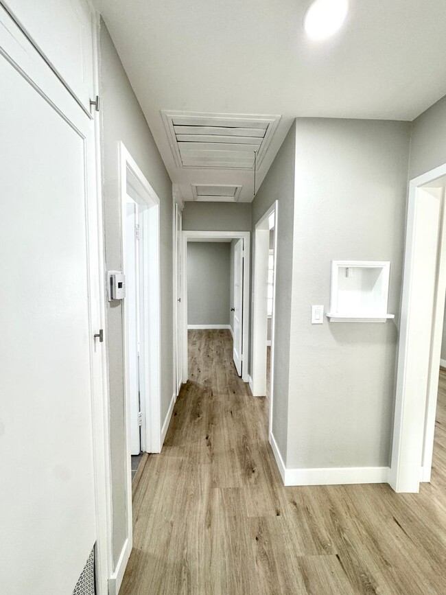 Building Photo - Charming 2 Bedroom Home Near Olivedale Par...