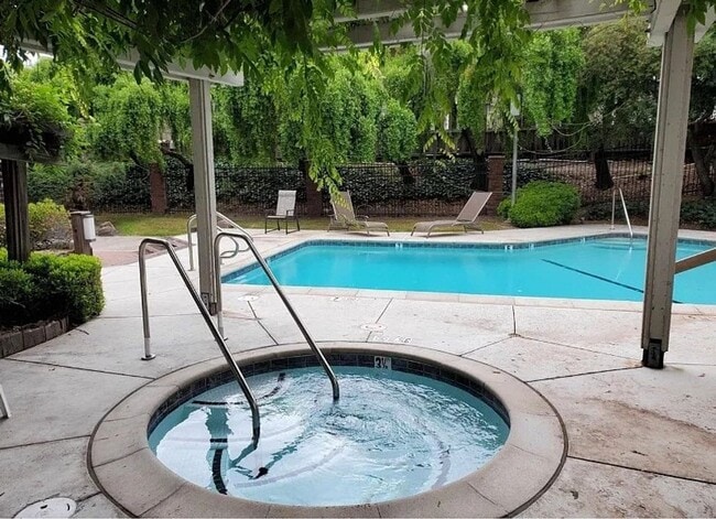 Building Photo - Danville Townhouse 2 bed / 1.5 bath - Near...