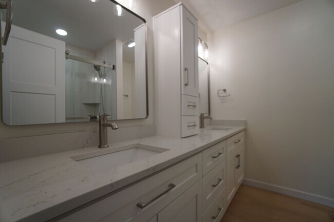 Building Photo - 2905 Mesa Rd