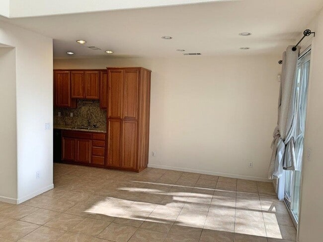 Building Photo - NEWER MODERN 3 BEDROOM VACAVILLE *STAR REN...